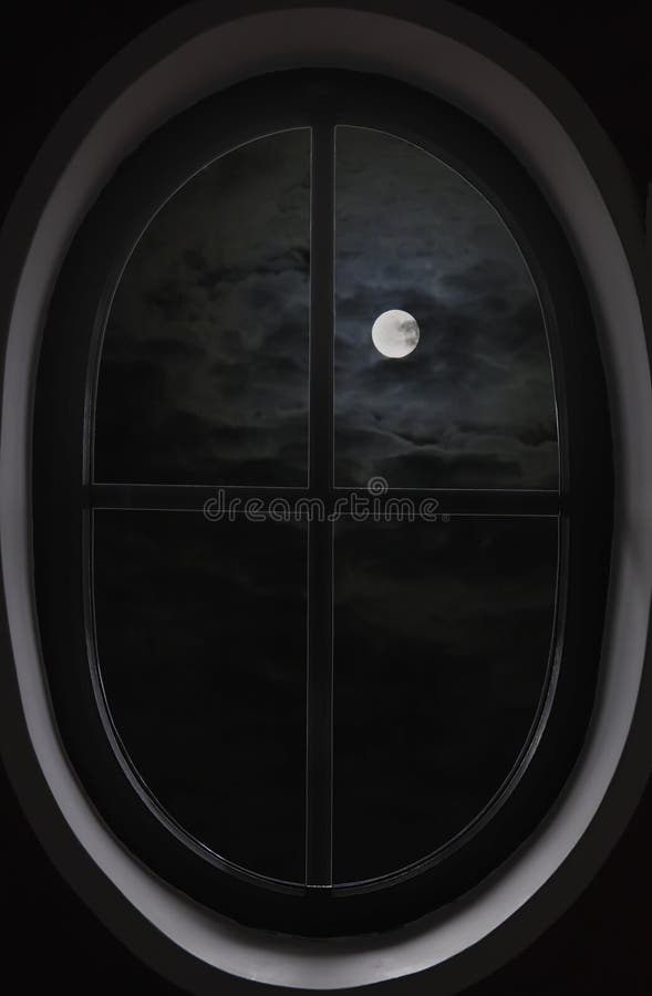 vista de nuvens escuras, Lua cheia através da janela oval imagem de stock vista de nuvens escuras, Lua cheia através da janela oval imagem de stock