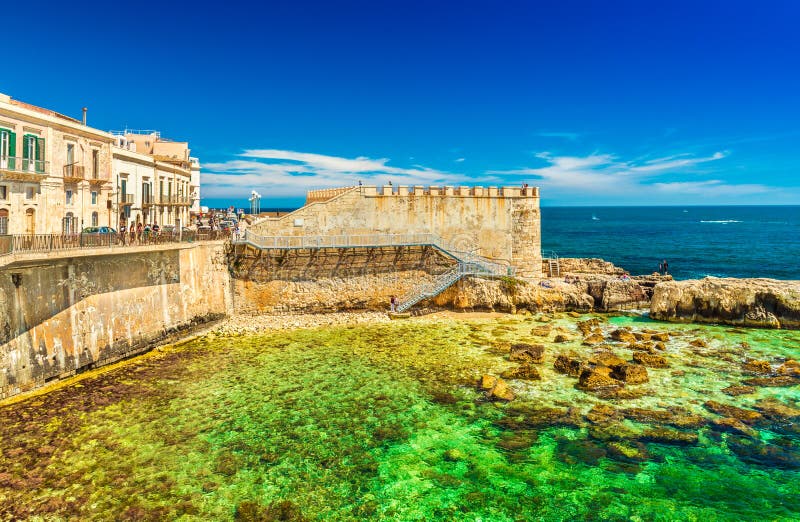Vista de Ortygia Ortigia y el Forte Vigliena, Syracuse Sicilia, Italia Paisaje urbano pintoresco de la ciudad siciliana famosa imagenes de archivo Vista de Ortygia Ortigia y el Forte Vigliena, Syracuse Sicilia, Italia Paisaje urbano pintoresco de la ciudad siciliana famosa imagenes de archivo