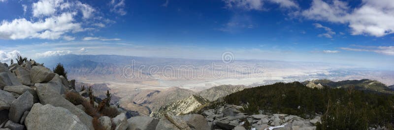 Vista de Palm Desert desde arriba de San Jacinto imagen de archivo libre de regalías Vista de Palm Desert desde arriba de San Jacinto imagen de archivo libre de regalías