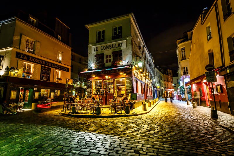 Vista de París típica Cafe Le Consulat en Montmartre, Francia foto de archivo Vista de París típica Cafe Le Consulat en Montmartre, Francia foto de archivo