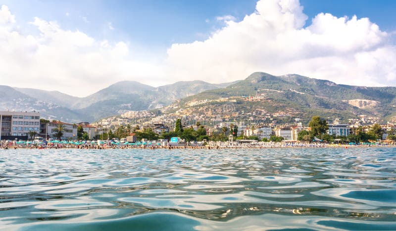 Vista de praia de Alanya a partir de água e mar mediterrânico Multidão irreconhecível de pessoas nadando Turismo e férias na Turq foto de stock Vista de praia de Alanya a partir de água e mar mediterrânico Multidão irreconhecível de pessoas nadando Turismo e férias na Turq foto de stock