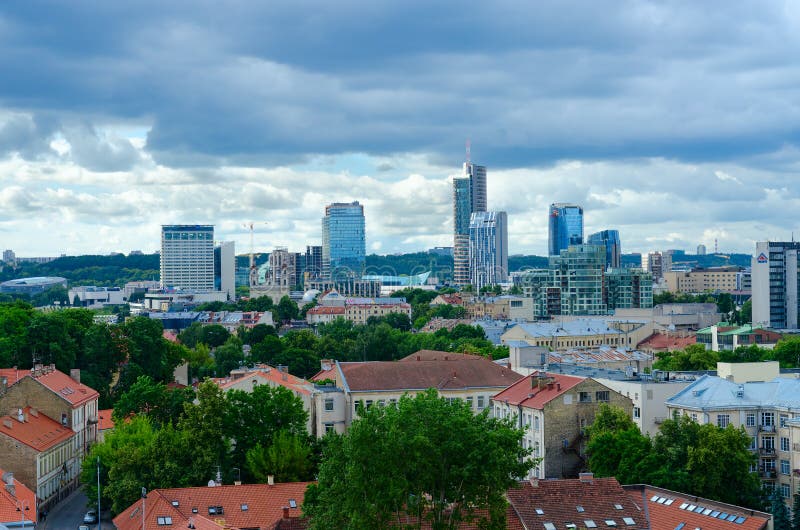Vista de prédios da cidade e de telhados telhados vermelhos na cidade velha, Vilnius, Lituânia fotos de stock Vista de prédios da cidade e de telhados telhados vermelhos na cidade velha, Vilnius, Lituânia fotos de stock