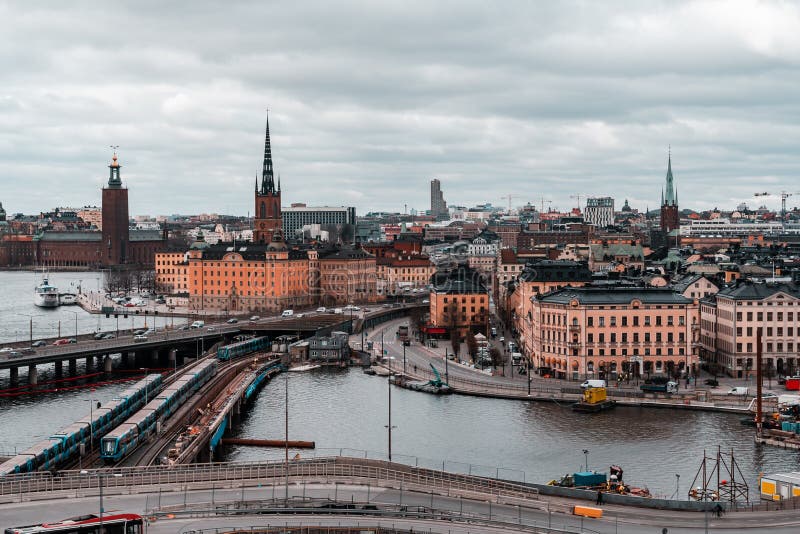 Vista de puentes a Riddarholmen y del centro de la ciudad de la ciudad del tráfico de Slussen en las calles fotografía de archivo libre de regalías Vista de puentes a Riddarholmen y del centro de la ciudad de la ciudad del tráfico de Slussen en las calles fotografía de archivo libre de regalías