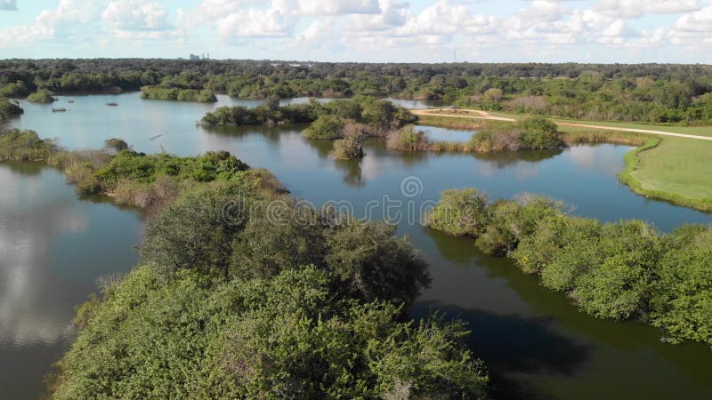 Vista de pájaro de humedales en florida. vuelo de drones.