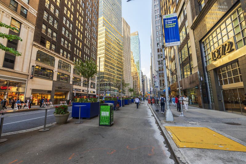 Vista de rua de Bustling no distrito de Garment de Manhattan com arranha-céus e pedestres. imagem de stock royalty free