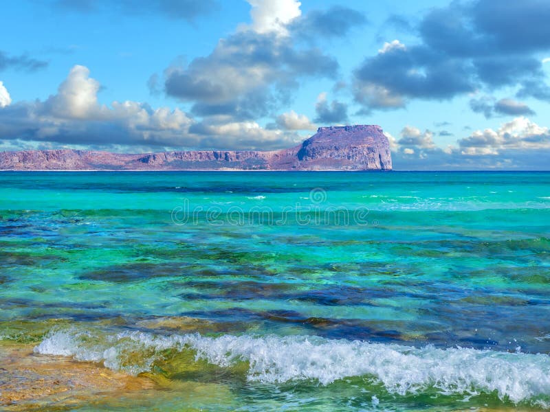 Vista de surpresa da ilha de Gramvousa da praia de Balos - para?so tropico, ?gua claro de turquesa imagens de stock Vista de surpresa da ilha de Gramvousa da praia de Balos - para?so tropico, ?gua claro de turquesa imagens de stock