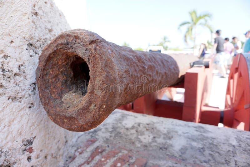 Vista de surpresa do castelo ‘San Felipe ‘, e construção velha da defesa na cidade velha de Cartagena imagens de stock Vista de surpresa do castelo ‘San Felipe ‘, e construção velha da defesa na cidade velha de Cartagena imagens de stock