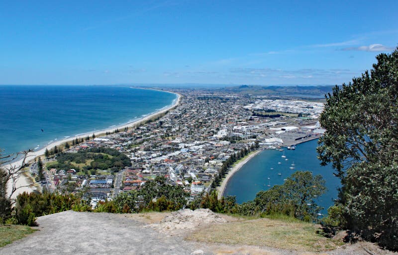 Vista de Tauranga da montagem Maunganui em Nova Zelândia Muitos povos estão na praia que apreciam o tempo perfeito fotos de stock royalty free Vista de Tauranga da montagem Maunganui em Nova Zelândia Muitos povos estão na praia que apreciam o tempo perfeito fotos de stock royalty free