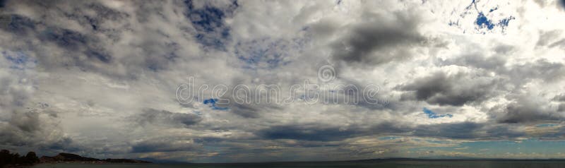 Vista de um céu no tempo do por do sol Tiro panorâmico fotografia de stock royalty free Vista de um céu no tempo do por do sol Tiro panorâmico fotografia de stock royalty free