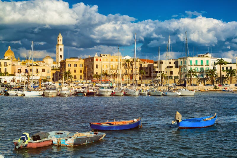 Vista de um porto de pesca e de um porto agradáveis região em Bari, Puglia, Itália