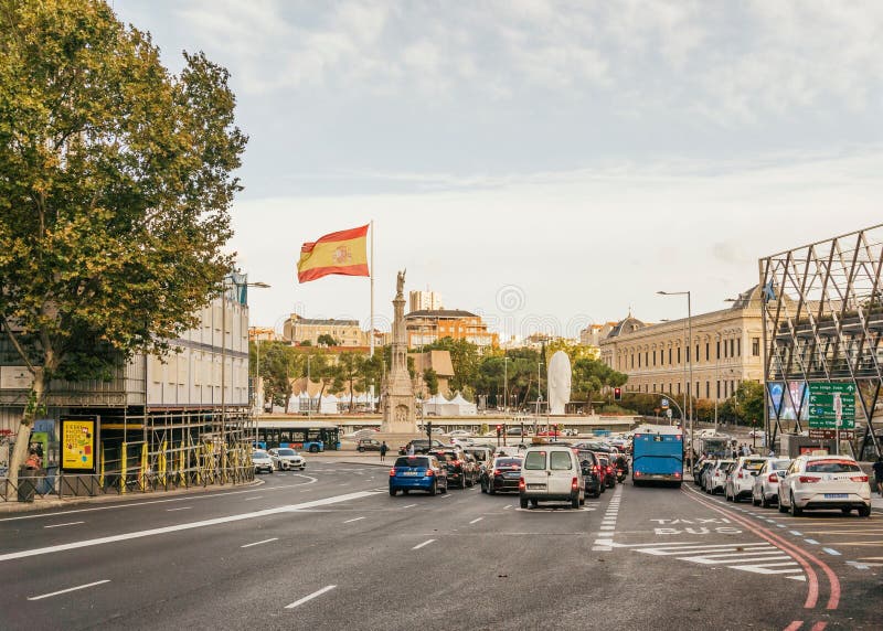 Vista de uma rua movimentada com carros e bandeira de espanha em madrid. fotografia de stock