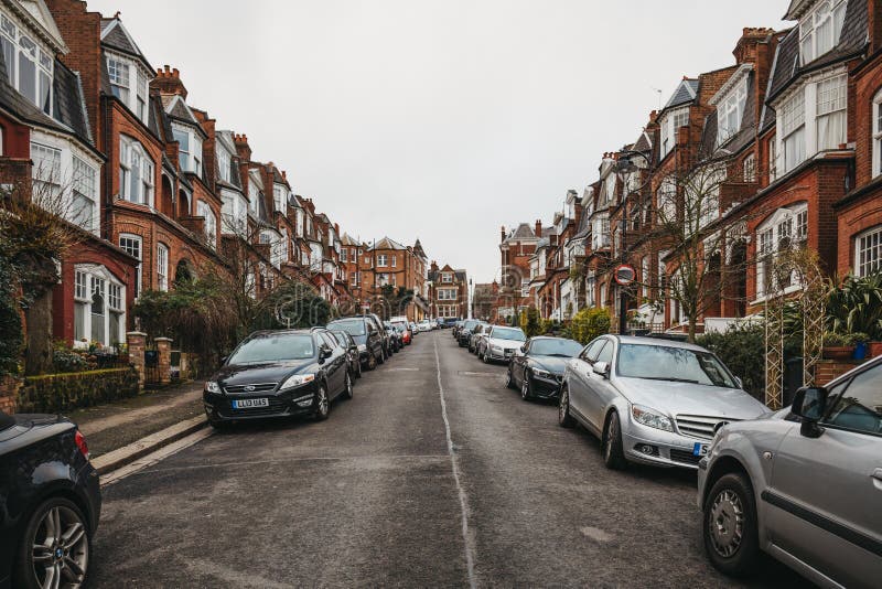 Vista de uma rua residencial no monte de Muswell, Londres, Reino Unido fotos de stock Vista de uma rua residencial no monte de Muswell, Londres, Reino Unido fotos de stock