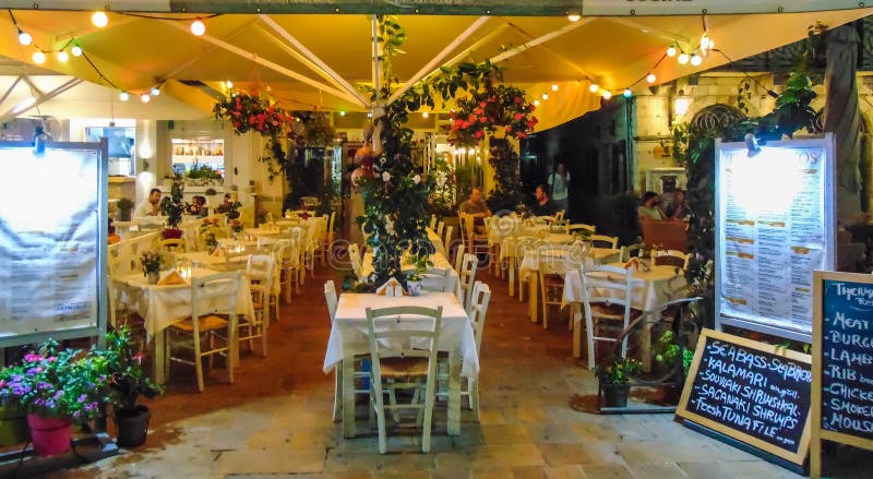 Vista de un restaurante acogedor en la noche fotografía de archivo Vista de un restaurante acogedor en la noche fotografía de archivo