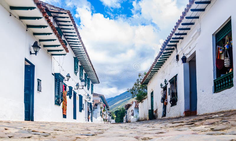 Vista de una calle cobbled en la ciudad colonial Villa de Leyva, Colombia foto de archivo libre de regalías Vista de una calle cobbled en la ciudad colonial Villa de Leyva, Colombia foto de archivo libre de regalías