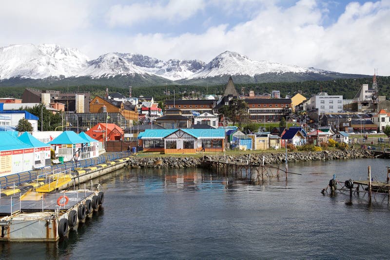 Vista de Ushuaia, a capital de Tierra del Fuego, Argentina imagem de stock Vista de Ushuaia, a capital de Tierra del Fuego, Argentina imagem de stock