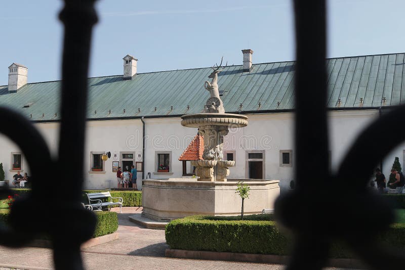 Vista de ventanas forjadas y bares en el patio del castillo medieval Cerveny Kamen Red Stown Castle cerca del pueblo de Casta, Esl imagen de archivo Vista de ventanas forjadas y bares en el patio del castillo medieval Cerveny Kamen Red Stown Castle cerca del pueblo de Casta, Esl imagen de archivo