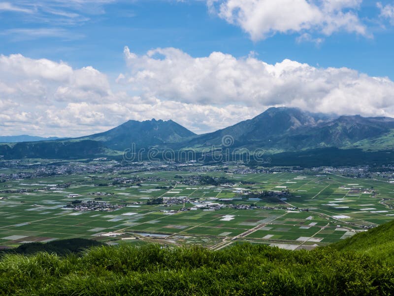 Vista de volcanes extintos con el pueblo cerca de las colinas imágenes de archivo libres de regalías Vista de volcanes extintos con el pueblo cerca de las colinas imágenes de archivo libres de regalías