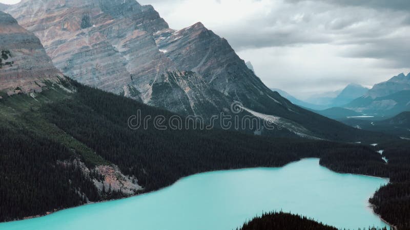 Vista de zoom en el lago Peyto en Canadian Rockies, Icefields Parkway, Canadá metrajes