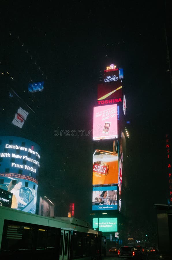 Vista degli schermi in Times Square, in Manhattan immagini stock libere da diritti Vista degli schermi in Times Square, in Manhattan immagini stock libere da diritti