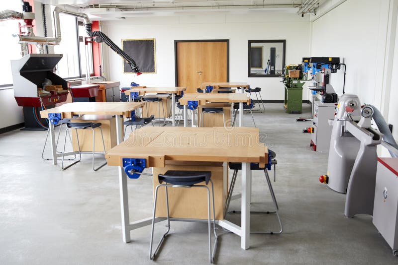 Vista dei banchi da lavoro e del macchinario nell'aula di progettazione e di tecnologia della High School fotografie stock libere da diritti Vista dei banchi da lavoro e del macchinario nell'aula di progettazione e di tecnologia della High School fotografie stock libere da diritti