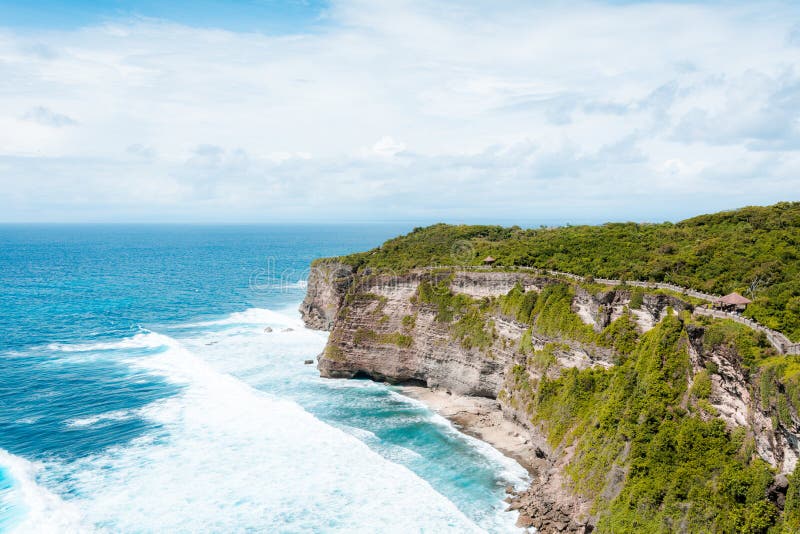 Vista del acantilado con las ondas en el mar del templo hindú Pura Luhur Uluwatu fotos de archivo libres de regalías Vista del acantilado con las ondas en el mar del templo hindú Pura Luhur Uluwatu fotos de archivo libres de regalías