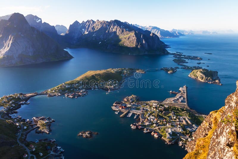 Download Vista Del Aeral Del Villaggio Di Reine, Isola Di Lofoten, Norvegia Immagine Stock - Immagine di pesca, nordico: 56886195