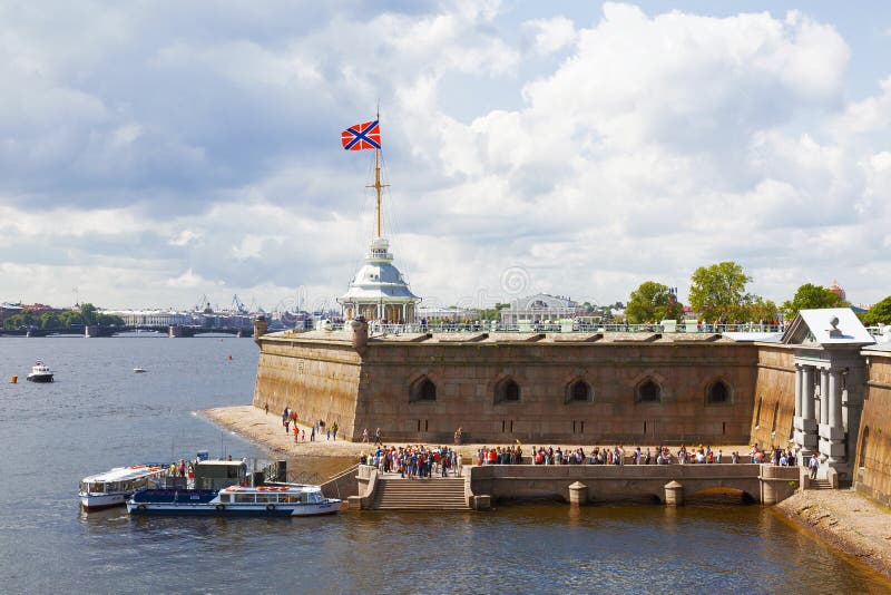 Vista del bastión de Naryshkin con la bandera de la fortaleza de la marina de guerra de la Federación Rusa imagenes de archivo Vista del bastión de Naryshkin con la bandera de la fortaleza de la marina de guerra de la Federación Rusa imagenes de archivo