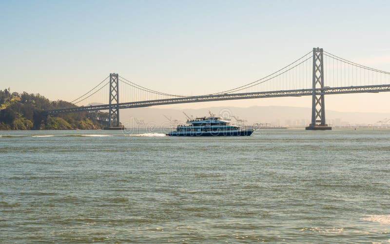 Vista del Bay Bridge di Oakland in una giornata di sole limpida, San Francisco, California fotografia stock libera da diritti Vista del Bay Bridge di Oakland in una giornata di sole limpida, San Francisco, California fotografia stock libera da diritti