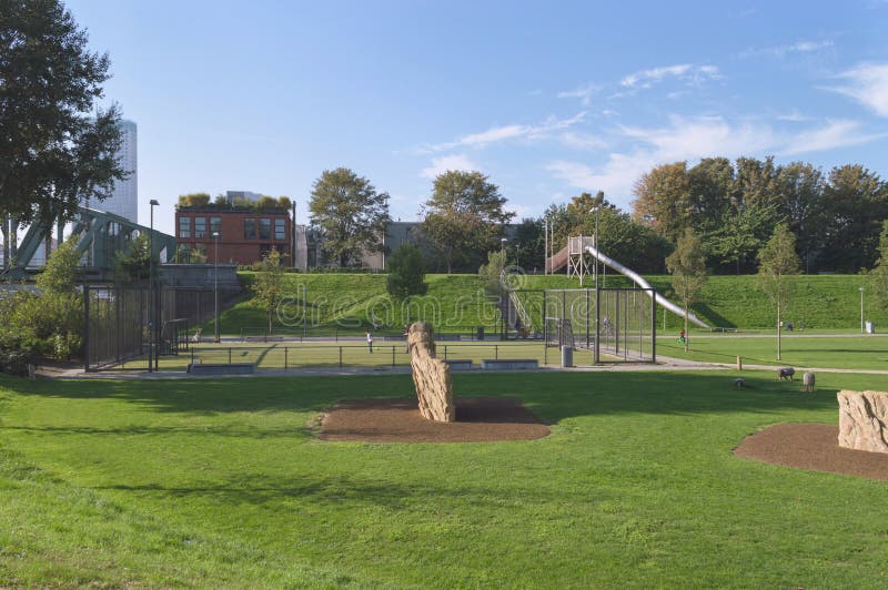 2018: vista del campo da giuoco dei bambini con lo scorrevole ed il campo di football americano immagini stock 2018: vista del campo da giuoco dei bambini con lo scorrevole ed il campo di football americano immagini stock