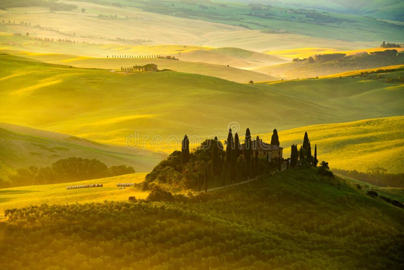 Vista del campo toscano montañoso hermoso en la luz de oro de la mañana foto de archivo Vista del campo toscano montañoso hermoso en la luz de oro de la mañana foto de archivo