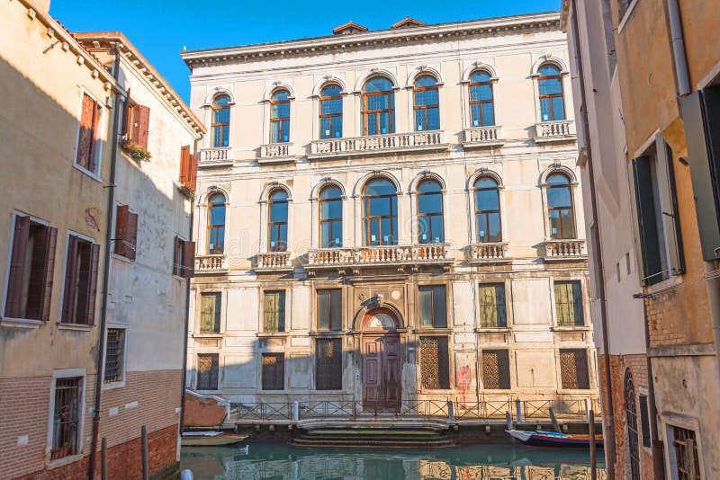 Vista del canale della via a Venezia, facciate variopinte di vecchie case fotografie stock libere da diritti Vista del canale della via a Venezia, facciate variopinte di vecchie case fotografie stock libere da diritti