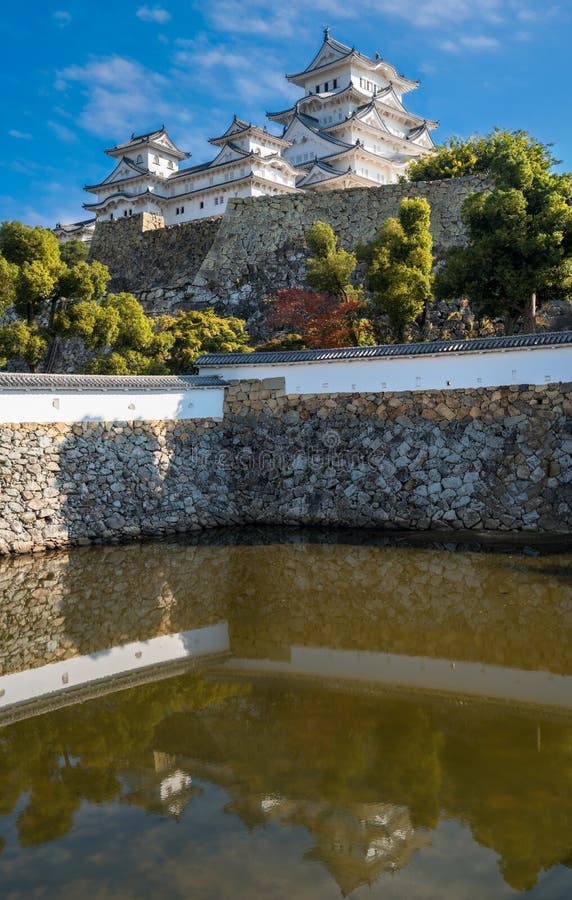 Vista del castello di Himeji in autunno riflesso in acqua dello stagno fotografie stock libere da diritti Vista del castello di Himeji in autunno riflesso in acqua dello stagno fotografie stock libere da diritti