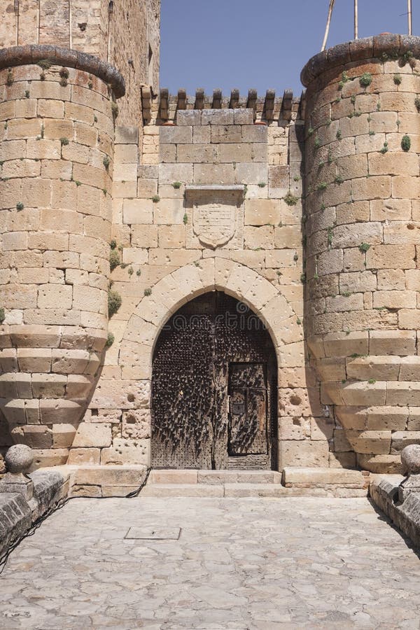 Vista del castello di Pedraza, Segovia, Castiglia-Leon, Spagna fotografia stock Vista del castello di Pedraza, Segovia, Castiglia-Leon, Spagna fotografia stock