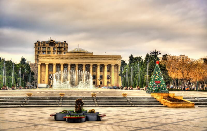Vista del centro del museo y de la fuente musical en Baku foto de archivo Vista del centro del museo y de la fuente musical en Baku foto de archivo