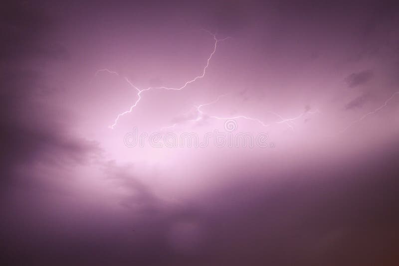 Vista del cielo che cattura un fulmine con cielo nuvoloso viola fotografie stock Vista del cielo che cattura un fulmine con cielo nuvoloso viola fotografie stock