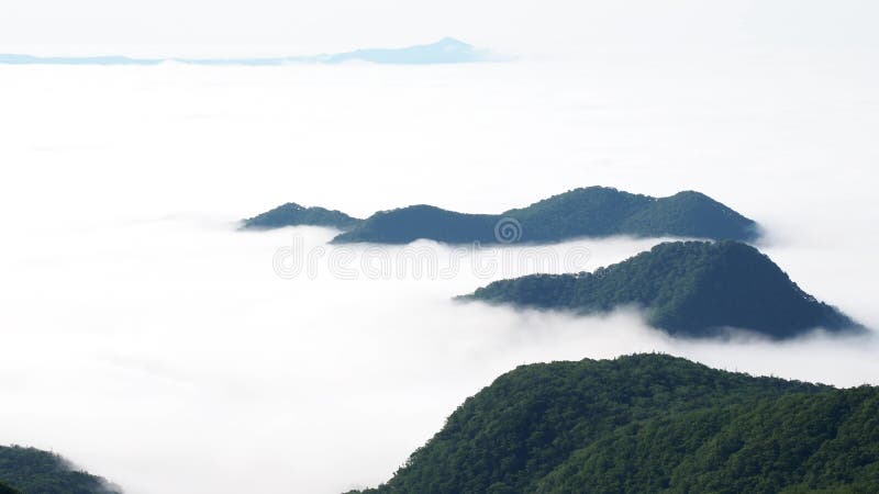 Vista del cloud sea e dell'isola di kunashiri dal passaggio di shiretoko, hokkaido japan