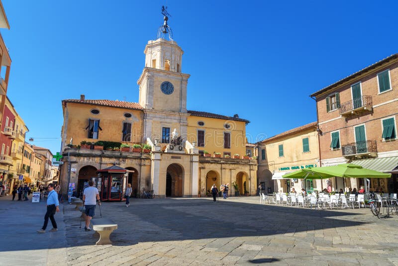 Vista del dei Mondi dovuto di Eroe della piazza in Orbetello sulla penisola Argentario tuscany L'Italia fotografie stock libere da diritti Vista del dei Mondi dovuto di Eroe della piazza in Orbetello sulla penisola Argentario tuscany L'Italia fotografie stock libere da diritti