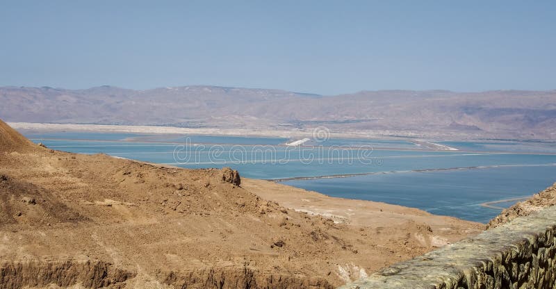 Vista del desierto y del mar muerto de Masada, Israel imagen de archivo Vista del desierto y del mar muerto de Masada, Israel imagen de archivo