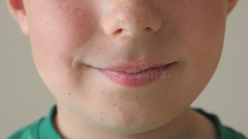 Vista del dettaglio sul fronte felice del bambino Chiuda su di sorridere del ragazzino Ritratto del ragazzo bello con l'espressio