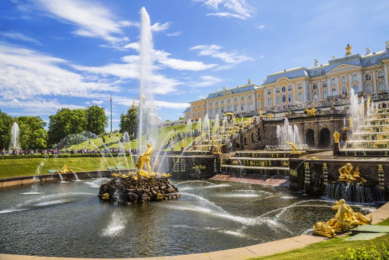 Vista del ` di Samson del ` della fontana nel ` di Peterhof del ` della Museo-riserva dello stato, Peterhof fotografie stock Vista del ` di Samson del ` della fontana nel ` di Peterhof del ` della Museo-riserva dello stato, Peterhof fotografie stock