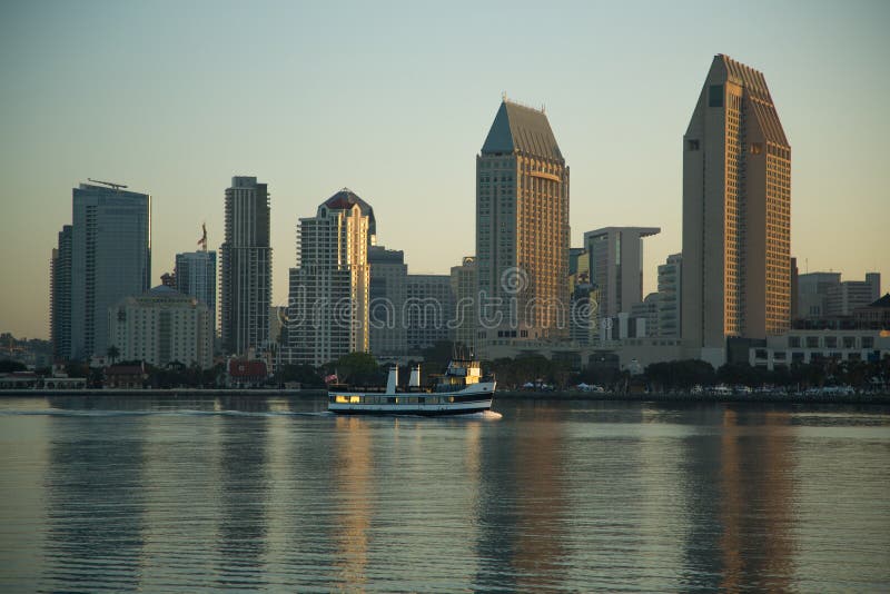 Vista del doutown de San Diego de la isla de Coronado foto de archivo libre de regalías Vista del doutown de San Diego de la isla de Coronado foto de archivo libre de regalías