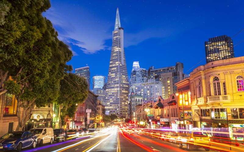 Vista del edificio de la pirámide de Transamerica en las luces del rastro de Columbus Avenue y del coche, San Francisco, Californ imagen de archivo libre de regalías Vista del edificio de la pirámide de Transamerica en las luces del rastro de Columbus Avenue y del coche, San Francisco, Californ imagen de archivo libre de regalías