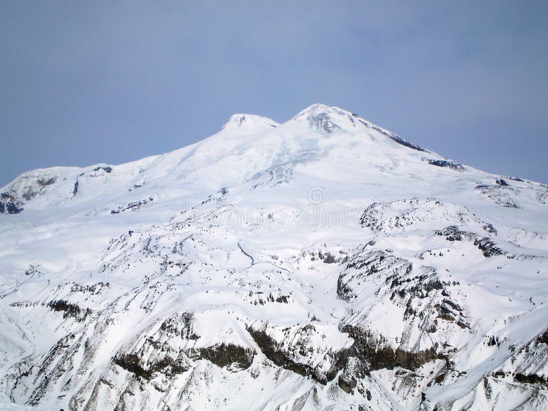 Vista del Elbrus dos-dirigido imagenes de archivo
