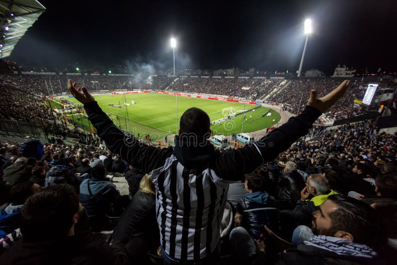 Vista del estadio de Toumba por completo de fans del PAOK foto de archivo Vista del estadio de Toumba por completo de fans del PAOK foto de archivo