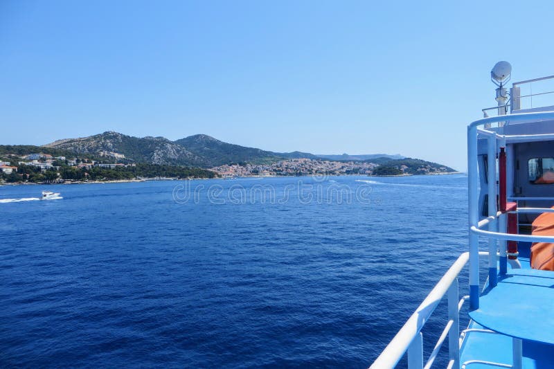 Vista del ferry Jadrolinija navegando en el mar adriático hacia la hermosa isla y el casco antiguo de Hvar, Croacia imágenes de archivo libres de regalías Vista del ferry Jadrolinija navegando en el mar adriático hacia la hermosa isla y el casco antiguo de Hvar, Croacia imágenes de archivo libres de regalías