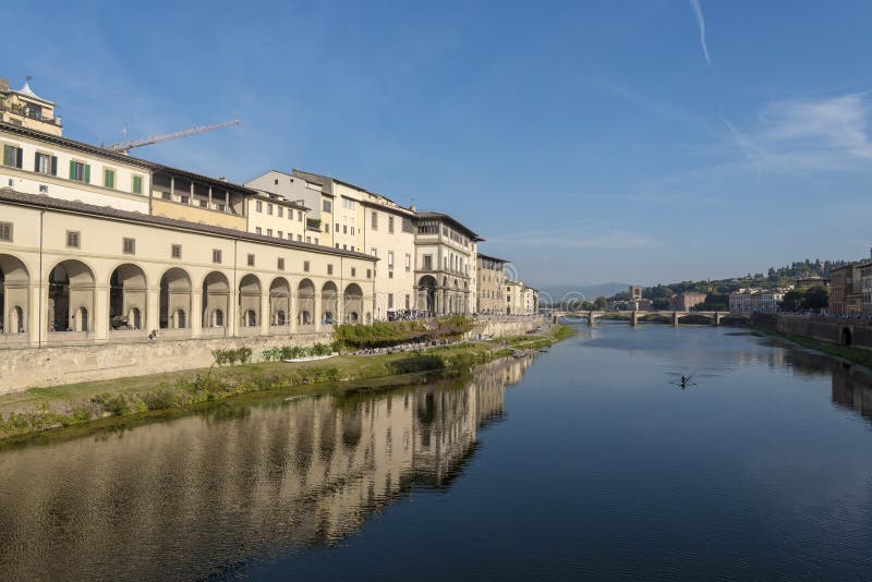 Vista del fiume di Arno a Firenze, Toscana, Italia, da Ponte Vecchio Ponte ad una distanza del alle Grazie di Ponte immagini stock Vista del fiume di Arno a Firenze, Toscana, Italia, da Ponte Vecchio Ponte ad una distanza del alle Grazie di Ponte immagini stock