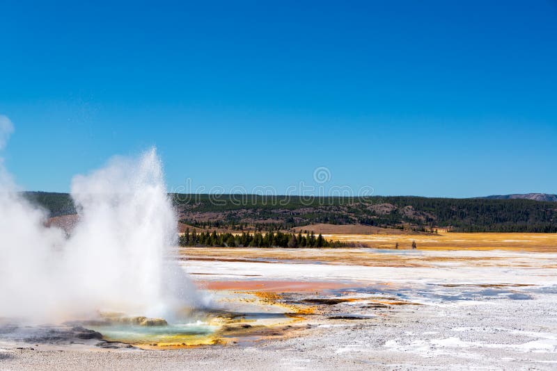 Vista del geyser del Clepsydra fotografia stock libera da diritti Vista del geyser del Clepsydra fotografia stock libera da diritti