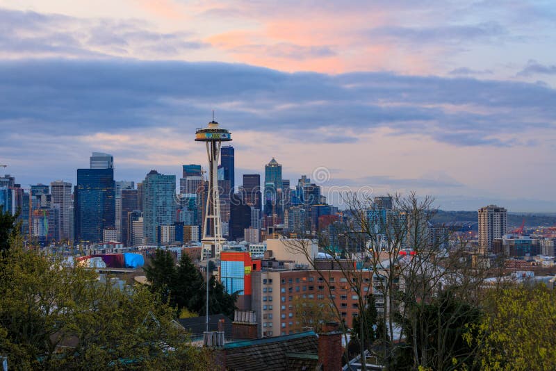 Vista del horizonte céntrico de Seattle en la salida del sol en Washington fotografía de archivo Vista del horizonte céntrico de Seattle en la salida del sol en Washington fotografía de archivo