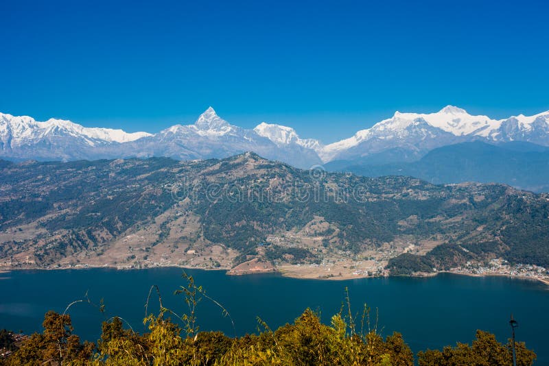 Vista del lago Phewa e della catena montuosa di Annapurna immagini stock libere da diritti Vista del lago Phewa e della catena montuosa di Annapurna immagini stock libere da diritti