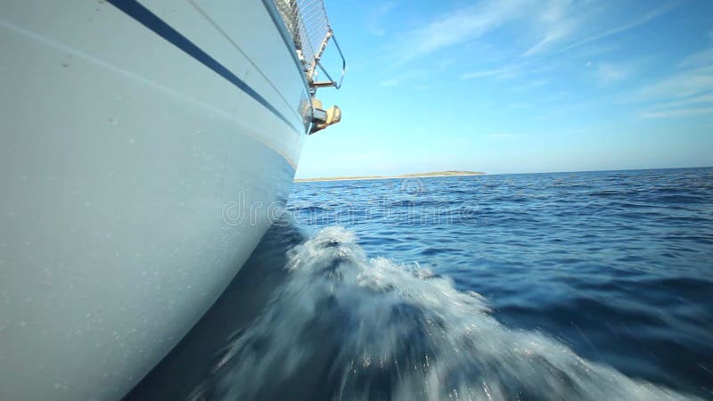 Vista del lato della barca a vela sul mare adriatico in Croazia